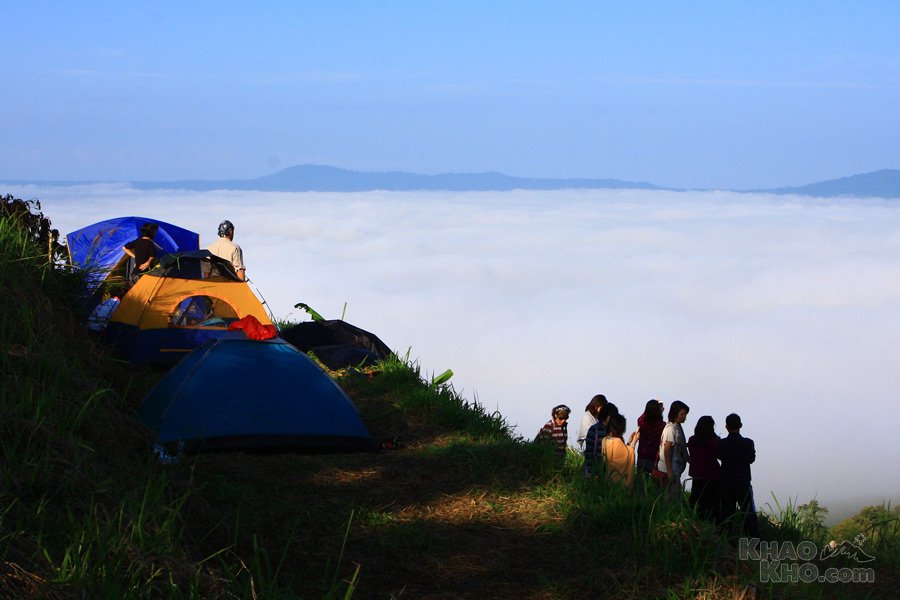 วิวจากจุดกางเต็นท์ศาลาชมวิวเป็นมุมกว้าง 180 องศา เห็นทะเลหมอกได้เต็มที่